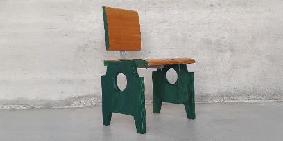 Chaise «neuve» fabriquée à partir d’anciens bancs d’église: résultat d’une Special Week sur le thème «Re-Use des meubles».